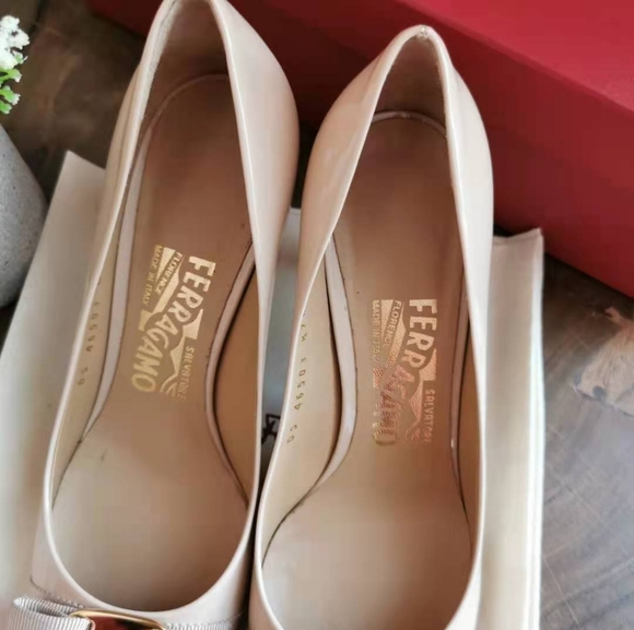 Salvatore Ferragamo Vira Bow Pump Shoe - Picture 5 of 7